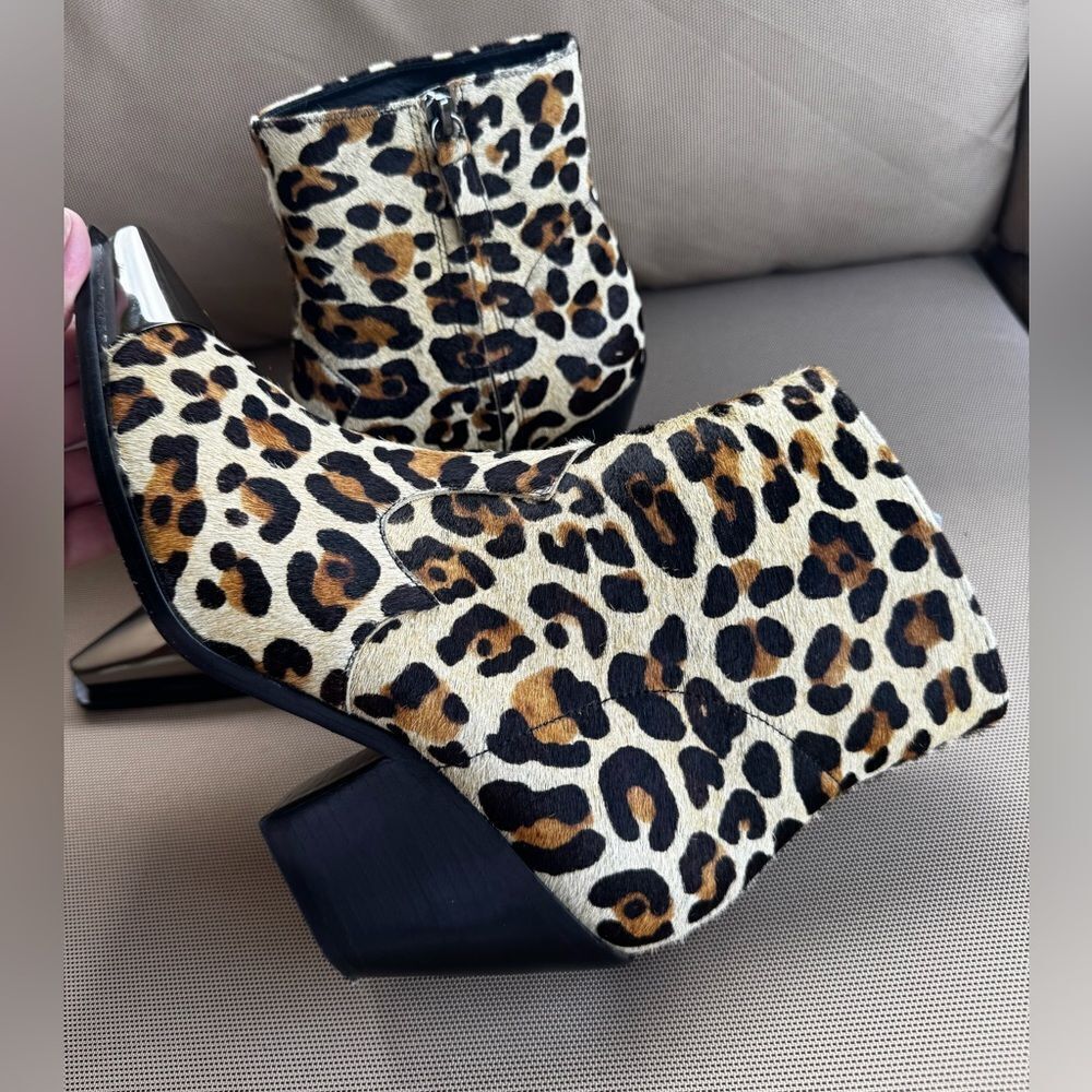 DUNDAS x REVOLVE Gigi Bootie in Tan – Leopard Print – Metal Toe – Size 8,5 - Picture 10 of 11